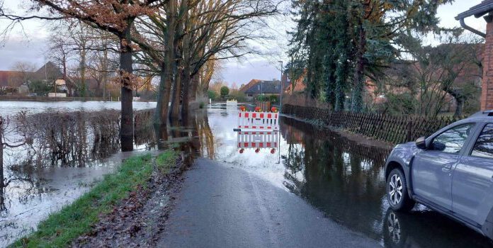 Hochwasser in Neustadt – Leine-Pegel hat 6-Meter-Marke überschritten: Aktueller Stand der Hochwasserlage – Stand 26.12. 09:00 Uhr Hochwasser in Neustadt - Die Straße Zum Bodenkamp in Empede