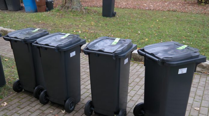 Erste Abholung im Januar 2024 – Restabfalltonne ersetzt jetzt überall in der Region den grauen Restmüllsack Erste Abholung im Januar 2024 - Restabfalltonne ersetzt jetzt überall in der Region den grauen Restmüllsack