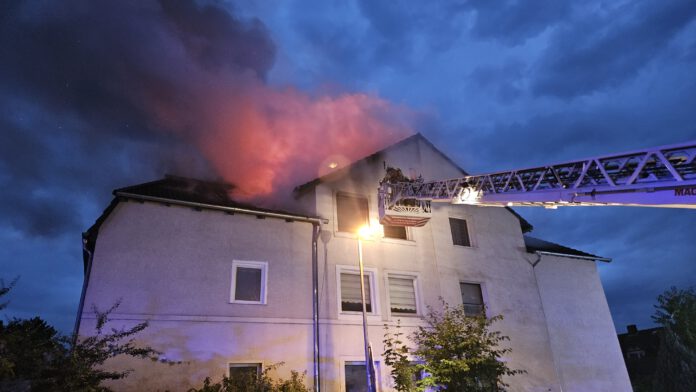 Dachstuhlbrand bei Wohnhaus in der Kernstadt