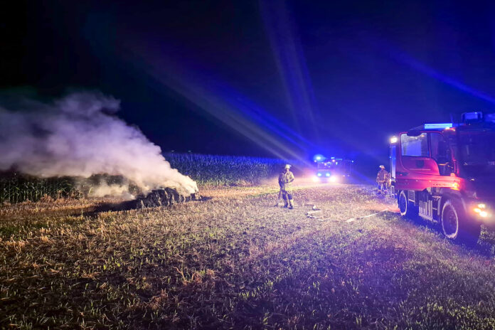 Feuer in der Nacht! Brennende Strohballen zwischen Büren und Wulfelade gelöscht