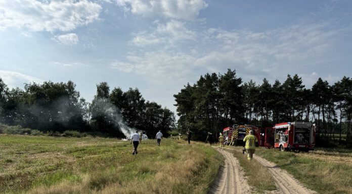 Feuerwehreinsatz bei Schneeren – Brennender Radlader Feuerwehreinsatz bei Schneeren – Brennender Radlader