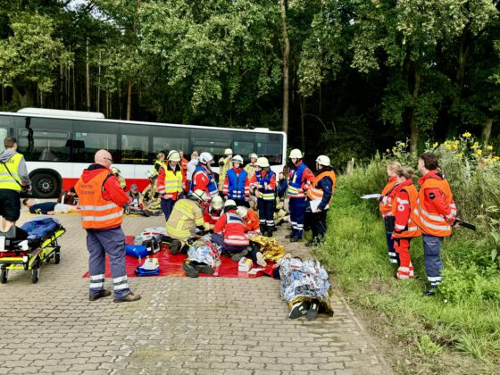 Große Alarmübung für Feuerwehr, Polizei und Rettungsdienst – Busunfall in Welze an Biogasanlage