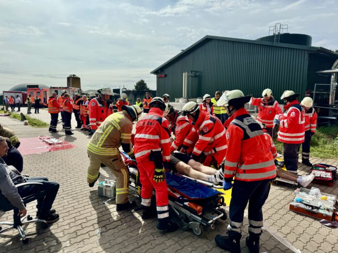 Große Alarmübung für Feuerwehr, Polizei und Rettungsdienst – Busunfall in Welze an Biogasanlage