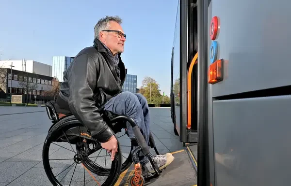 Sicher und barrierefrei im Linienverkehr unterwegs – Kostenfreie Mobilitätstrainings am und im Bus in Neustadt Sicher und barrierefrei im Linienverkehr unterwegs - Kostenfreie Mobilitätstrainings am und im Bus in Neustadt