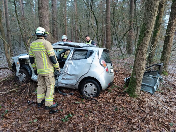 Verkehrsunfall auf der L360: Feuerwehr rettet Fahrerin aus Kleinwagen