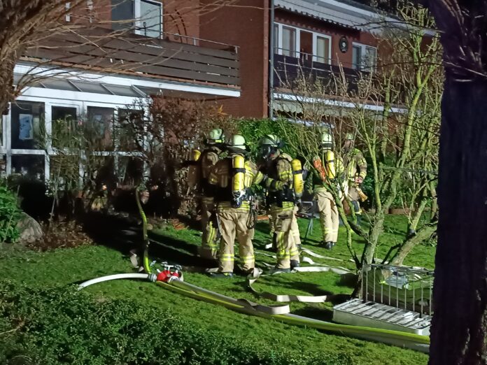 Wohnungsbrand in der Walter-Gropius-Straße erfordert Großeinsatz der Feuerwehr