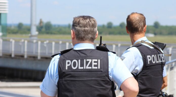 18-Jähriger mit Softairpistole in Regionalbahn festgestellt – Gefahr für alle Beteiligten! 18-Jähriger mit Softairpistole in Regionalbahn festgestellt - Gefahr für alle Beteiligten!