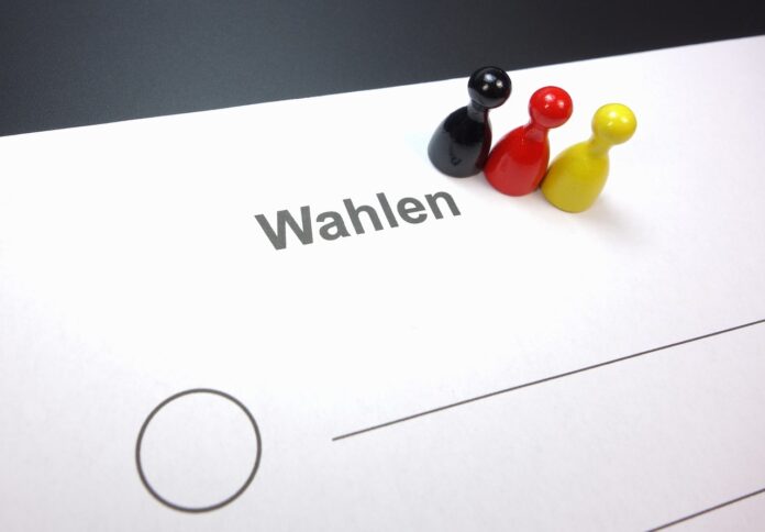 Die Stadt Neustadt am Rübenberge weist die Kritik an Wahlhelfern wegen Stimmzettel-Engpässen entschieden zurück und lobt deren Engagement