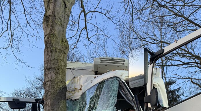 Feuerwehreinsatz bei LKW-Unfall zwischen Himmelreich und Eilvese sorgt für Verkehrsbehinderungen Der LKW-Unfall zwischen Himmelreich und Eilvese führte zu einem umfangreichen Feuerwehreinsatz und Verkehrsbehinderungen