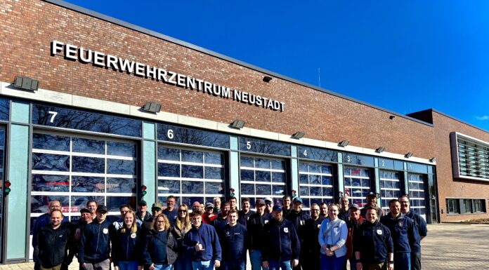 Feuerwehrkameradschaft zwischen Niedersachsen und Nordrhein-Westfalen bleibt stark Die Feuerwehrkameradschaft zwischen Feuerwehrkameradschaft zwischen Neustadt und Herhahn/Morsbach bleibt stark und zeigt nachhaltige Freundschaft.