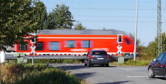 Verkehrsbehinderungen zwischen Poggenhagen und Neustadt im Mai 2025: Der Bahnübergang wird instandgesetzt