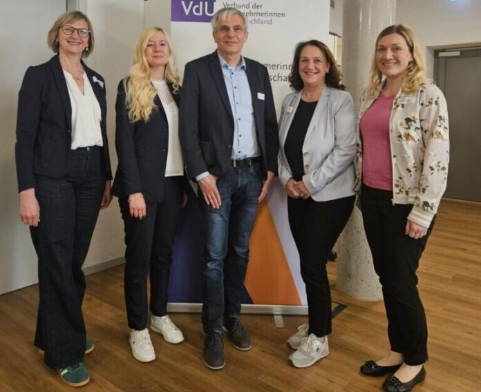 FrauenNetzWerken: Networking für Unternehmerinnen in Neustadt a. Rbge Die Veranstaltung FrauenNetzWerken in Neustadt a. Rbge. bot Unternehmerinnen wertvolle Networking-Möglichkeiten und interessante Themen