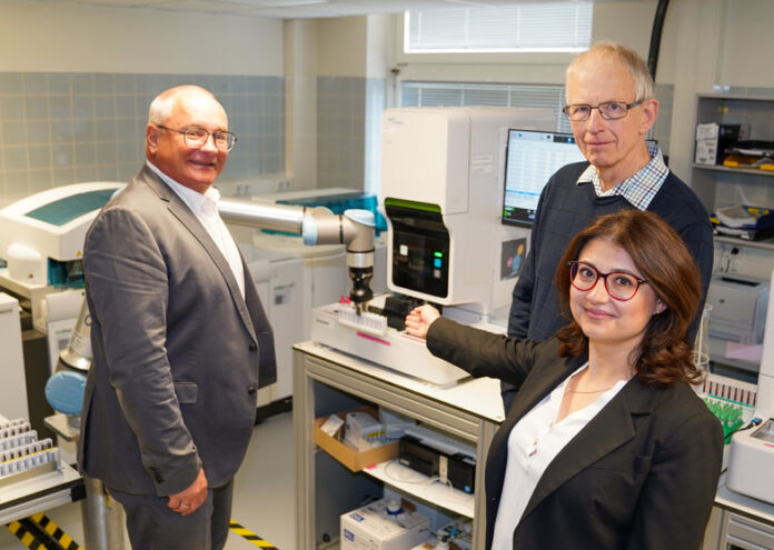 Begutachten „R2D2“: v. l. Dr. Matthias Bracht, KRH Geschäftsführer Medizin, Dr. Christopher Sachse, Leiter der KRH Labor GmbH und Marieta Tirda, Chemikerin in den KRH Laboren Der Roboter sorgt für reibungslosen Ablauf in den Nachtstunden der Krankenhausdiagnostik und entlastet das Personal erheblich