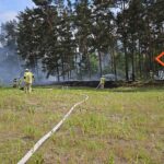 Feuerwehr kämpft gegen Flächen- und Waldbrand in Luttmersen Ein Flächen- und Waldbrand in Luttmersen erforderte den Einsatz von 104 Feuerwehrkräften und mehreren Unterstützungseinheiten
