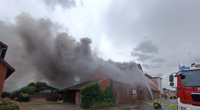 Großbrand in Niedernstöcken: Feuerwehr kämpft gegen Flammen und Rauchentwicklung Ein Großbrand in Niedernstöcken führte zu umfangreichen Einsätzen der Feuerwehr und Rettungskräfte. Großbrand in Niedernstöcken war ein zentrales Thema