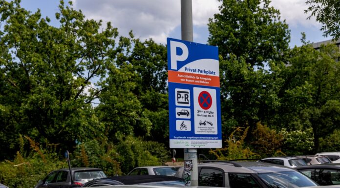 Neue Benutzerregelungen zur Vermeidung von Missbrauch der Stellflächen auf P + R-Plätzen – Nächtliches Parkverbot Die neuen Benutzerregelungen sollen den Missbrauch der Stellflächen abstellen und die Nutzung der P + R-Plätze optimieren. Montags bis freitags zwischen 2 und 4 Uhr ist Parkverbot