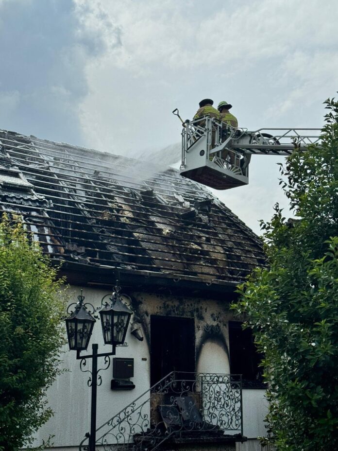 Ein Menschenleben forderte ein verheerender Dachstuhlbrand in Neustadt am Rübenberge am Sonntagmorgen