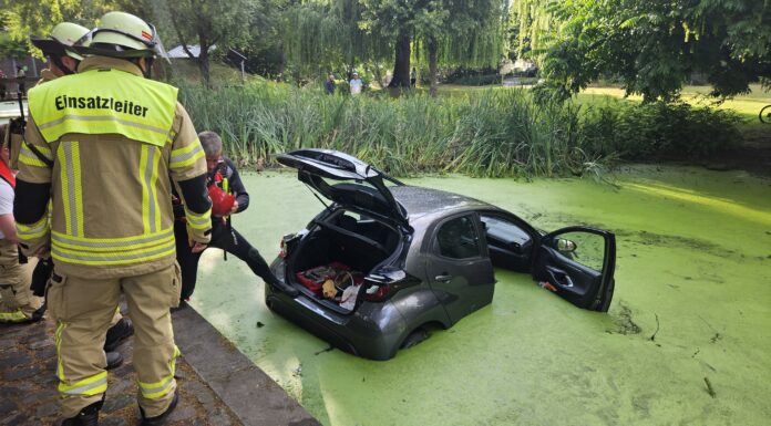 Feuerwehr und Rettungsdienst im Unfalleinsatz: PKW-landet im Teich Ein Unfall, bei dem ein PKW im Teich landete, erforderte den Einsatz von Feuerwehr und Rettungsdienst. Entwarnung nach Eintreffen der Feuerwehr