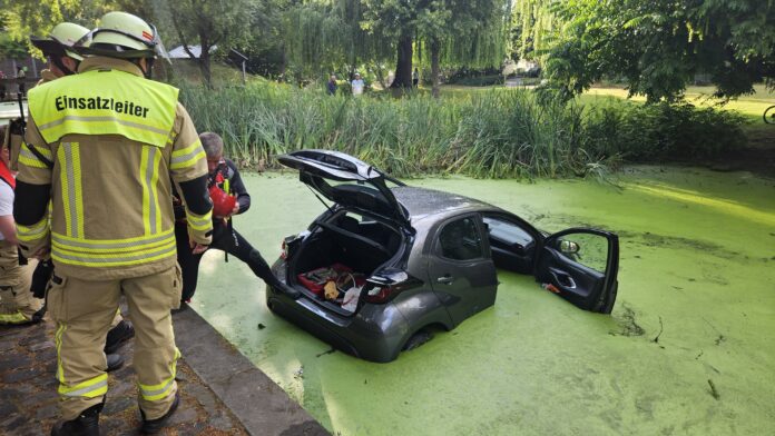 Ein Unfall, bei dem ein PKW im Teich landete, erforderte den Einsatz von Feuerwehr und Rettungsdienst. Entwarnung nach Eintreffen der Feuerwehr