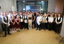 Feierliche Freisprechung der neuen Handwerker der Kreishandwerkerschaft Neustadt/Burgdorf Die Freisprechungsfeier in Neustadt/Burgdorf bot Ballkleid, Anzug und Krawatte für 79 Absolventen und deren Familien