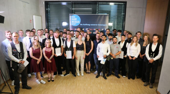 Feierliche Freisprechung der neuen Handwerker der Kreishandwerkerschaft Neustadt/Burgdorf Die Freisprechungsfeier in Neustadt/Burgdorf bot Ballkleid, Anzug und Krawatte für 79 Absolventen und deren Familien