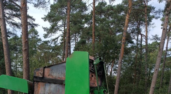 Feuerwehr verhindert Ausbreitung des Feuers und löscht Ballenpresse Die Feuerwehr hat die Ausbreitung des Feuers bei einer brennenden Ballenpresse erfolgreich verhindert und schnell reagiert