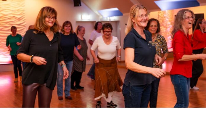 TanzCentrum Kressler – Line Dance ausprobieren am 23.08.2025 Die Möglichkeit, Line Dance auszuprobieren und Spaß an der Bewegung zu erleben, wird am 23. August 2025 geboten