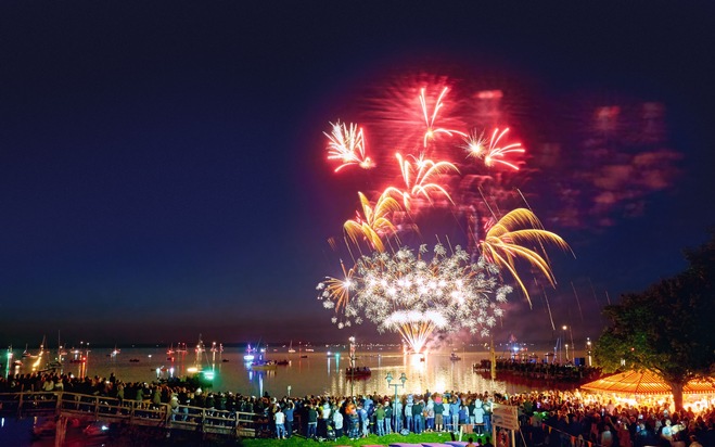 Ein farbenprächtiges Lichtermeer über dem Steinhuder Meer Ein festliches Wochenende am Steinhuder Meer bietet maritime Erlebnisse mit Live-Musik und Höhenfeuerwerk