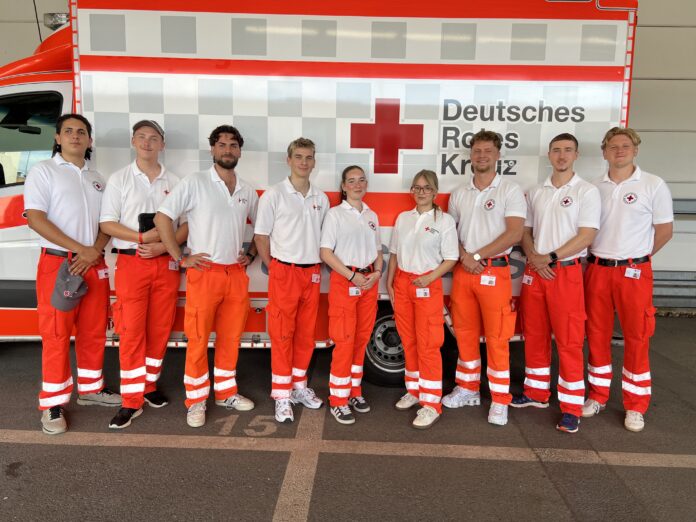 Mohamed El Kadaoui (von links), Tom Sigwart, Nicolas Wahr, Enno Berth, Clara Diekmann, Ida Vorndran, Luca Heinzelmann, Simon Hägele und Jonas Harmann werben für das Rote Kreuz in Neustadt Die Angebote des Roten Kreuzes sind vielfältig. Rotes Kreuz sucht Mitglieder, um die Unterstützung der Bevölkerung zu sichern