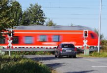 Anstehende Nacharbeiten an Bahnübergängen in Poggenhagen und Neustadt Die Nacharbeiten an Bahnübergängen in Poggenhagen und Neustadt führen zu Einschränkungen im Verkehr und ÖPNV