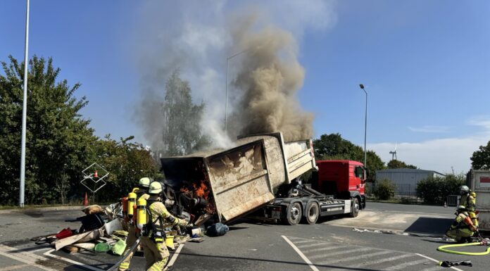 Brand auf Wertstoffhof: Feuerwehr löscht Containerbrand erfolgreich und schnell Brand auf Wertstoffhof: Feuerwehr löscht Containerbrand erfolgreich und schnell