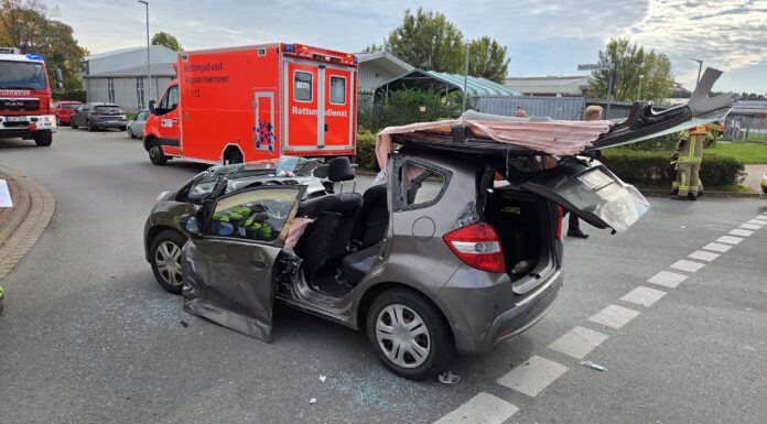 Verkehrsunfall im Gewerbegebiet – Feuerwehr und Rettungsdienst im Einsatz Im Gewerbegebiet kam es zu einem Verkehrsunfall, bei dem Feuerwehr und Rettungsdienst im Einsatz waren. Verletzte wurden versorgt