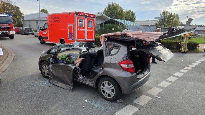 Feuerwehr und Rettungsdienst im Einsatz nach Verkehrsunfall Im Gewerbegebiet kam es zu einem Verkehrsunfall, bei dem Feuerwehr und Rettungsdienst im Einsatz waren. Verletzte wurden versorgt