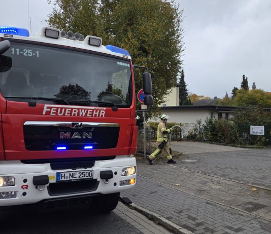 Alarm in Kita – Entstehungsbrand schnell gelöscht, Kinder in Sicherheit Großalarm in Kita: Entstehungsbrand schnell gelöscht, Kinder in Sicherheit. Feuerwehr und Rettungsdienst im Einsatz