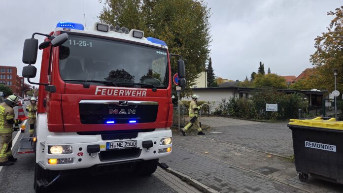 Die Feuerwehr lobt das ruhige und professionelle Verhalten des Kita-Personals Großalarm in Kita: Entstehungsbrand schnell gelöscht, Kinder in Sicherheit. Feuerwehr und Rettungsdienst im Einsatz