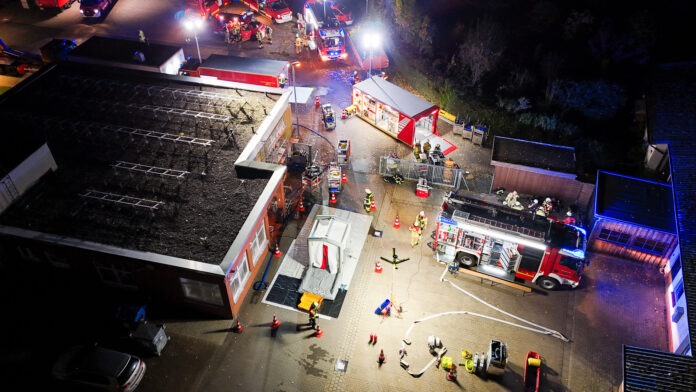 Die Gefahrguteinheiten der Feuerwehr Neustadt und des Landkreises Nienburg bei der Übung Die gemeinsame Gefahrgutübung zeigt professionelle Zusammenarbeit der Feuerwehren über Landkreisgrenzen hinweg
