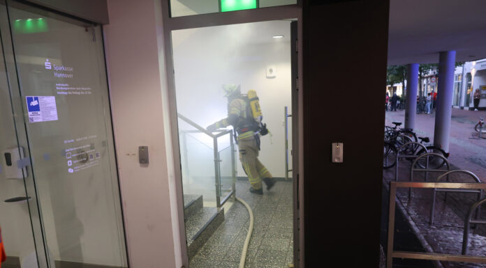 Geplante Einsatzübung – Feuerwehr demonstriert beeindruckende Brandbekämpfung in der Innenstadt Geplante Einsatzübung zeigt beeindruckende Brandbekämpfung in der Innenstadt. Feuerwehr demonstriert hohe Einsatzbereitschaft