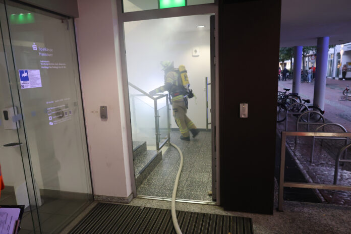 Geplante Einsatzübung zeigt beeindruckende Brandbekämpfung in der Innenstadt. Feuerwehr demonstriert hohe Einsatzbereitschaft