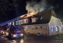 Brand in Schneerener Pflegeheim: Bewohner evakuiert und in Sicherheit gebracht Brand in Schneerener Pflegeheim: Bewohner evakuiert und in Sicherheit gebracht. Feuerwehr und Rettungsdienst im Einsatz