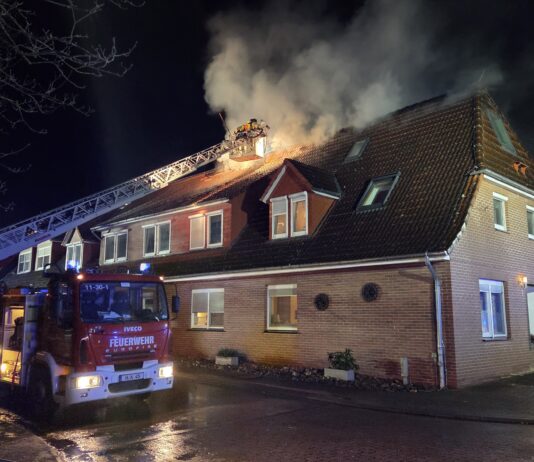 Brand in Schneerener Pflegeheim: Bewohner evakuiert und in Sicherheit gebracht Brand in Schneerener Pflegeheim: Bewohner evakuiert und in Sicherheit gebracht. Feuerwehr und Rettungsdienst im Einsatz