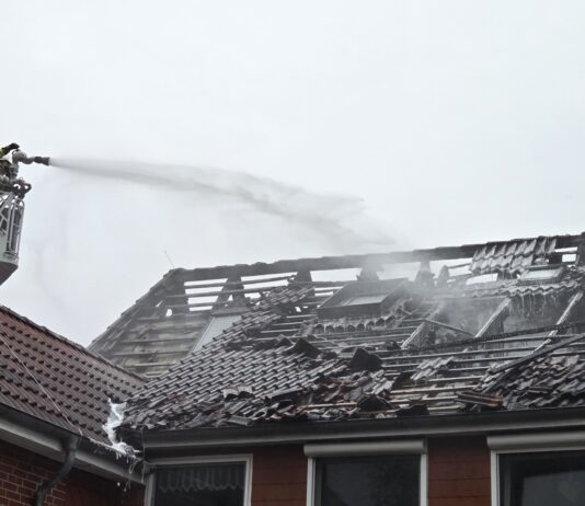 Schneeren: Erneuter Feuerwehreinsatz am Pflegeheim. Viele Einsatzkräfte vor Ort. Schneeren: Erneuter Feuerwehreinsatz am Pflegeheim. Feuerwehr geht gegen Flammen und Rauchentwicklung vor