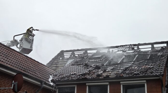 Schneeren: Erneuter Feuerwehreinsatz am Pflegeheim. Viele Einsatzkräfte vor Ort. Schneeren: Erneuter Feuerwehreinsatz am Pflegeheim. Feuerwehr geht gegen Flammen und Rauchentwicklung vor