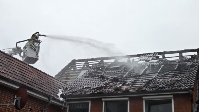 Schneeren: Erneuter Feuerwehreinsatz am Pflegeheim. Feuerwehr geht gegen Flammen und Rauchentwicklung vor