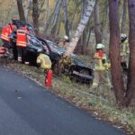 Verkehrsunfall auf Moorstraße: Fahrer nach Baum-Crash schwer verletzt Verkehrsunfall auf Moorstraße: Fahrer nach Baum-Crash schwer verletzt. Feuerwehr und Rettungsdienst am Sonntagmorgen im Einsatz