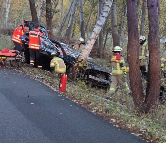 Verkehrsunfall auf Moorstraße: Fahrer nach Baum-Crash schwer verletzt Verkehrsunfall auf Moorstraße: Fahrer nach Baum-Crash schwer verletzt. Feuerwehr und Rettungsdienst am Sonntagmorgen im Einsatz