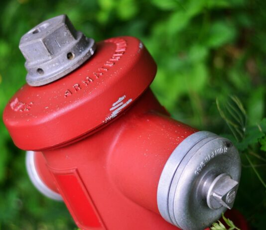 Ortsfeuerwehr Hagen überprüft Hydranten – Trinkwasser kann trüb werden Trinkwasser kann trüb werden: Ortsfeuerwehr Hagen überprüft Hydranten im Auftrag des Wasserverbandes