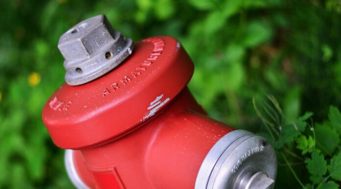 Ortsfeuerwehr Hagen überprüft Hydranten – Trinkwasser kann trüb werden Trinkwasser kann trüb werden: Ortsfeuerwehr Hagen überprüft Hydranten im Auftrag des Wasserverbandes