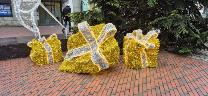 Sachbeschädigung an Innenstadt-Dekoration sorgt für Unmut. Stadt stellt Strafanzeige und bittet um Hinweise