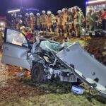 Schwerer Verkehrsunfallauf B6: Seniorin mit Opel auf Radlader aufgefahren Schwerer Verkehrsunfall: Seniorin mit Opel auf Radlader aufgefahren. Rettungsdienst und Feuerwehr im Einsatz