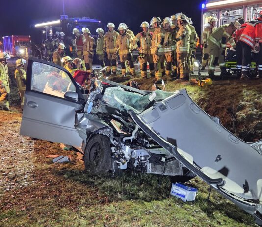 Schwerer Verkehrsunfallauf B6: Seniorin mit Opel auf Radlader aufgefahren Schwerer Verkehrsunfall: Seniorin mit Opel auf Radlader aufgefahren. Rettungsdienst und Feuerwehr im Einsatz